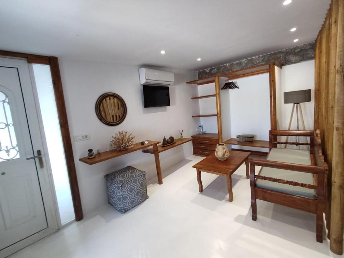 Woodstone Studios & Apartments Santorini Pyrgos Kallistis Exterior foto