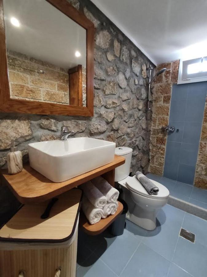 Woodstone Studios & Apartments Santorini Pyrgos Kallistis Exterior foto