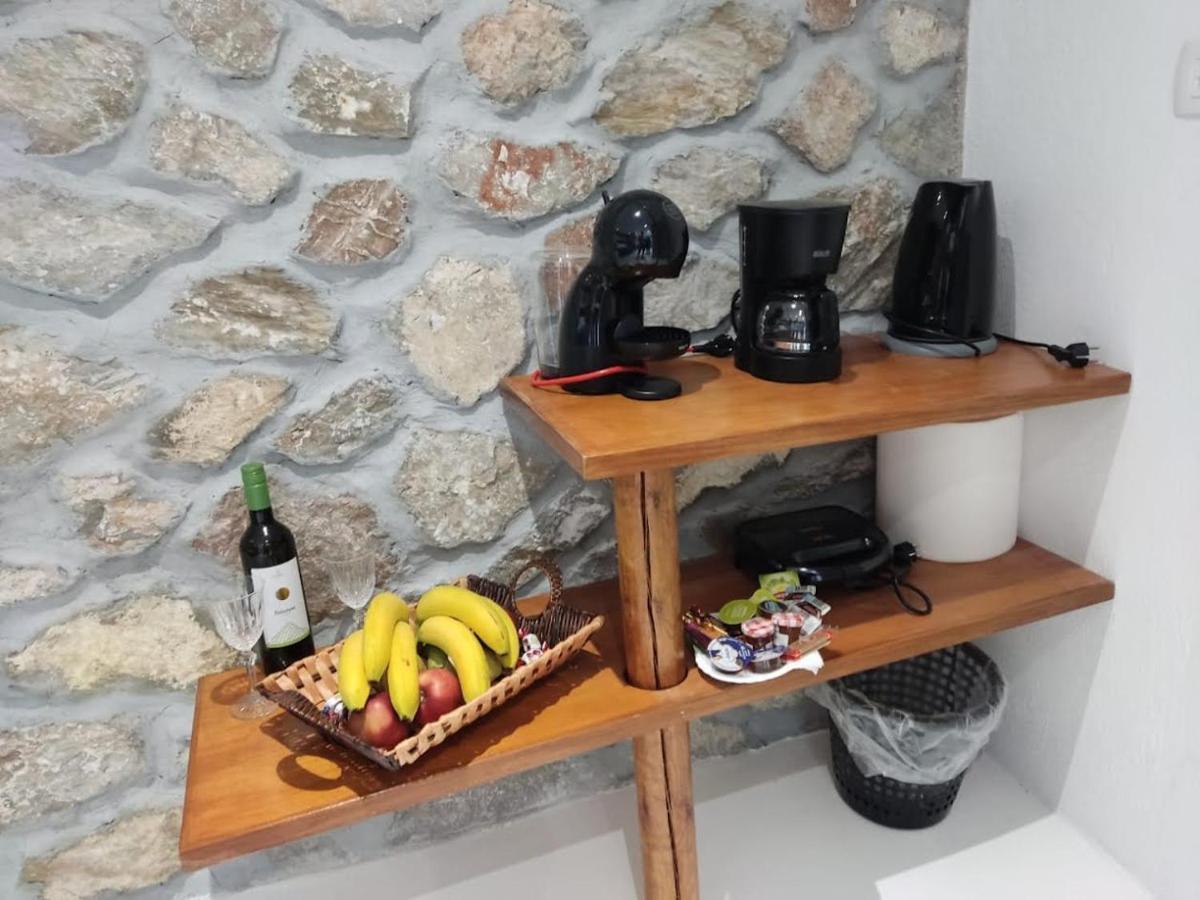 Woodstone Studios & Apartments Santorini Pyrgos Kallistis Exterior foto
