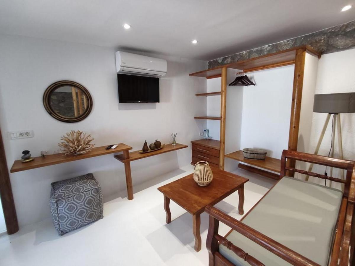 Woodstone Studios & Apartments Santorini Pyrgos Kallistis Exterior foto