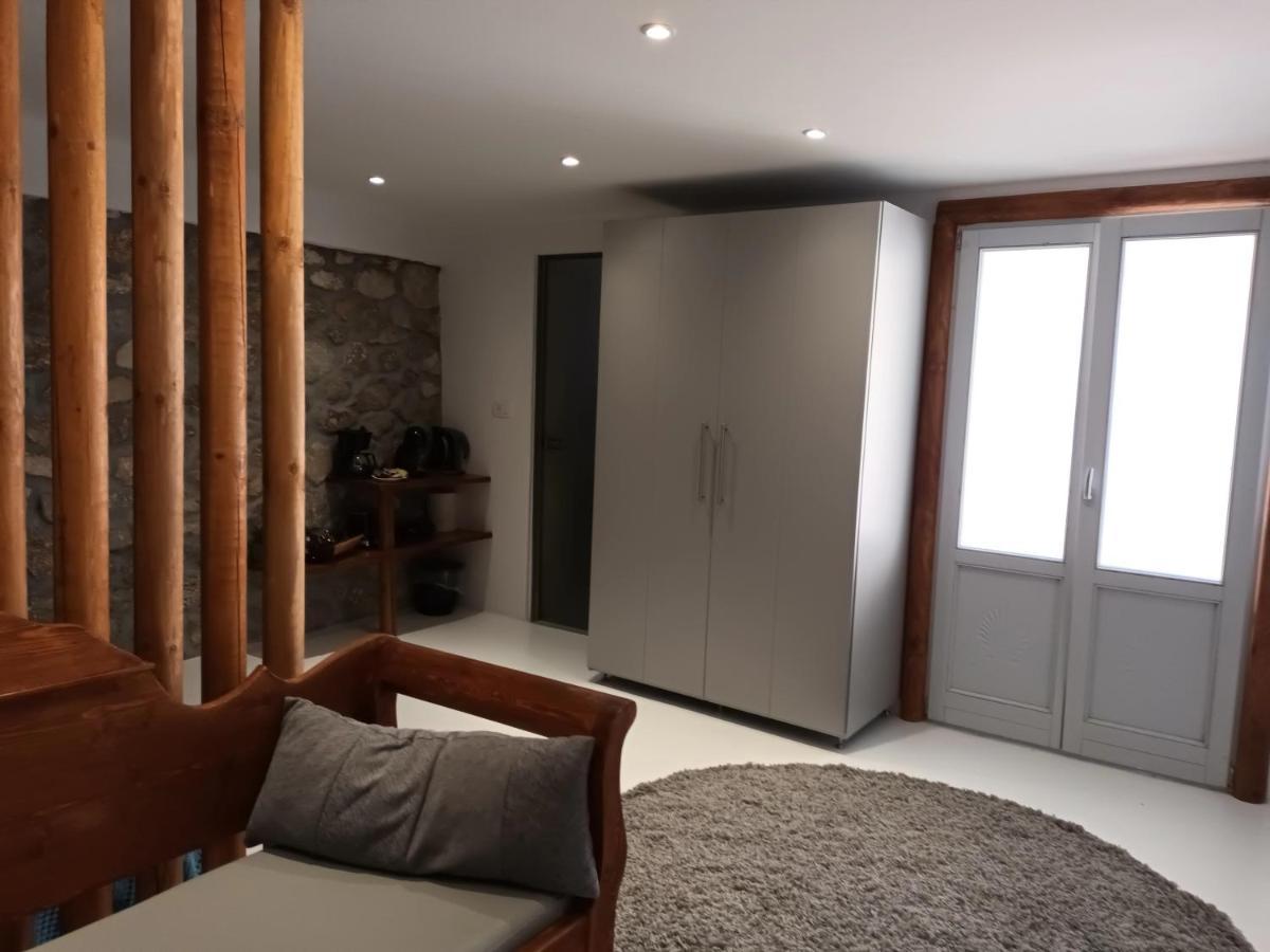 Woodstone Studios & Apartments Santorini Pyrgos Kallistis Exterior foto
