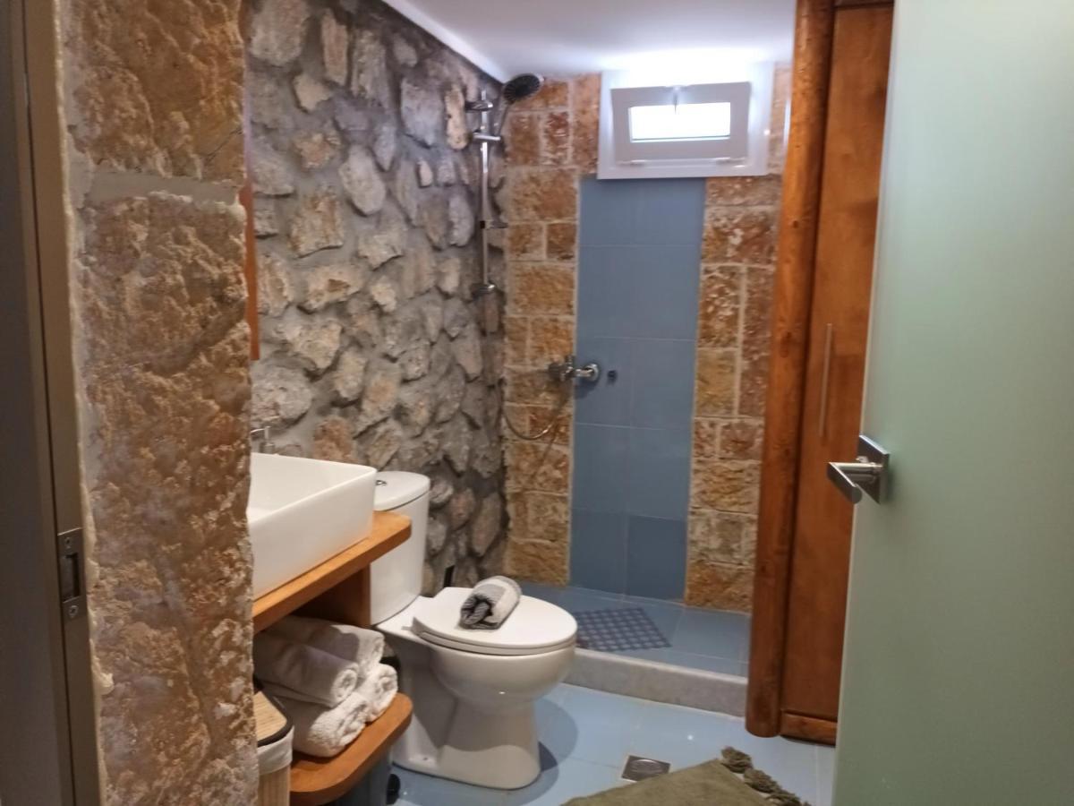 Woodstone Studios & Apartments Santorini Pyrgos Kallistis Exterior foto